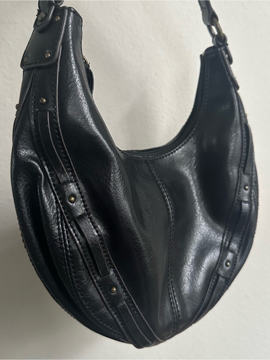 Liz Claiborne Handbags - Liz Claiborne black leather boho bag Brown Interior Zippered Pouch
